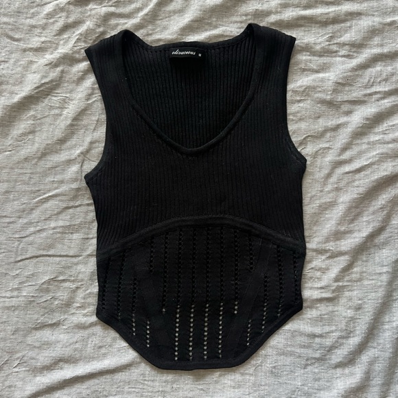 3/$10 🏷️ NEW Crop Top with cut-out details - Picture 1 of 4